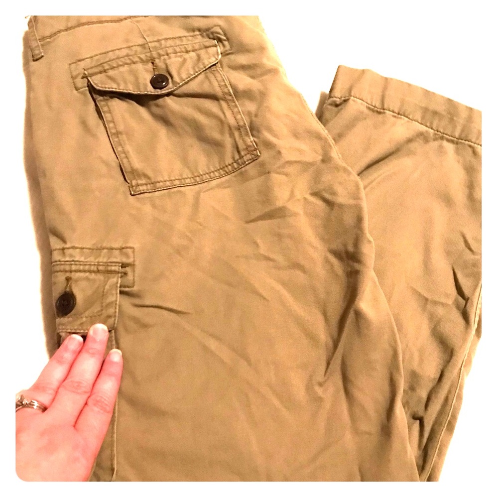 Men’s khaki cargo pants